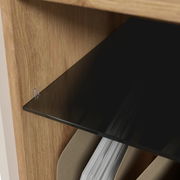 Nahaufnahme eines Aktenregals mit Holzstruktur und einem schwarzen Regalboden, seitliche Perspektive