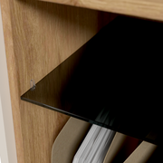 Nahaufnahme eines Aktenregals mit Holzstruktur und einem schwarzen Regalboden, seitliche Perspektive