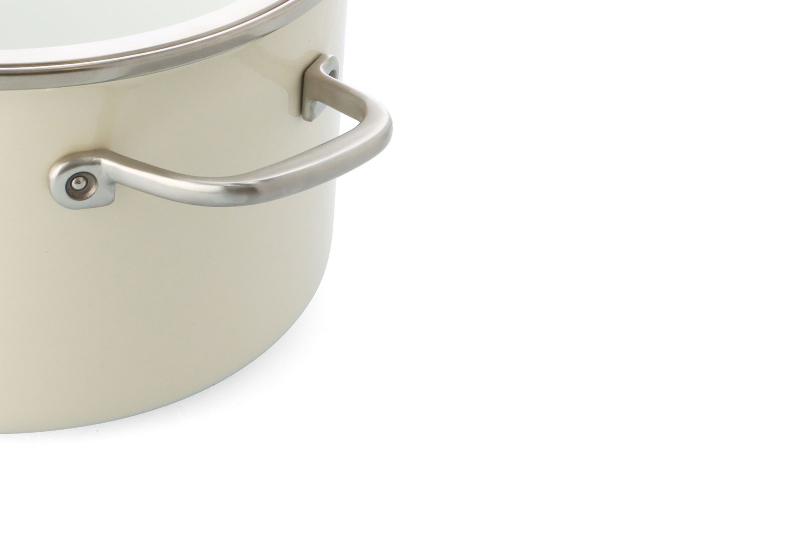 Nahaufnahme eines Fleischtopfs in Mandelweiß mit Edelstahlgriff, seitliche Perspektive