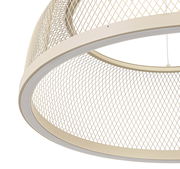 Nahaufnahme einer modernen LED-Hängeleuchte mit einem eleganten, gitterartigen Design in seitlicher Perspektive.