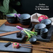 29-teiliges Sushi-Set in Blau für 4 Personen, bestehend aus Schalen und Tellern, auf einem Tisch mit frischen Zutaten, seitliche Perspektive.