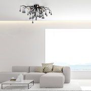 Moderne Deckenleuchte ICICLE mit hängenden Kristallen, von unten betrachtet in einem stilvollen Wohnzimmer mit großem Fenster.