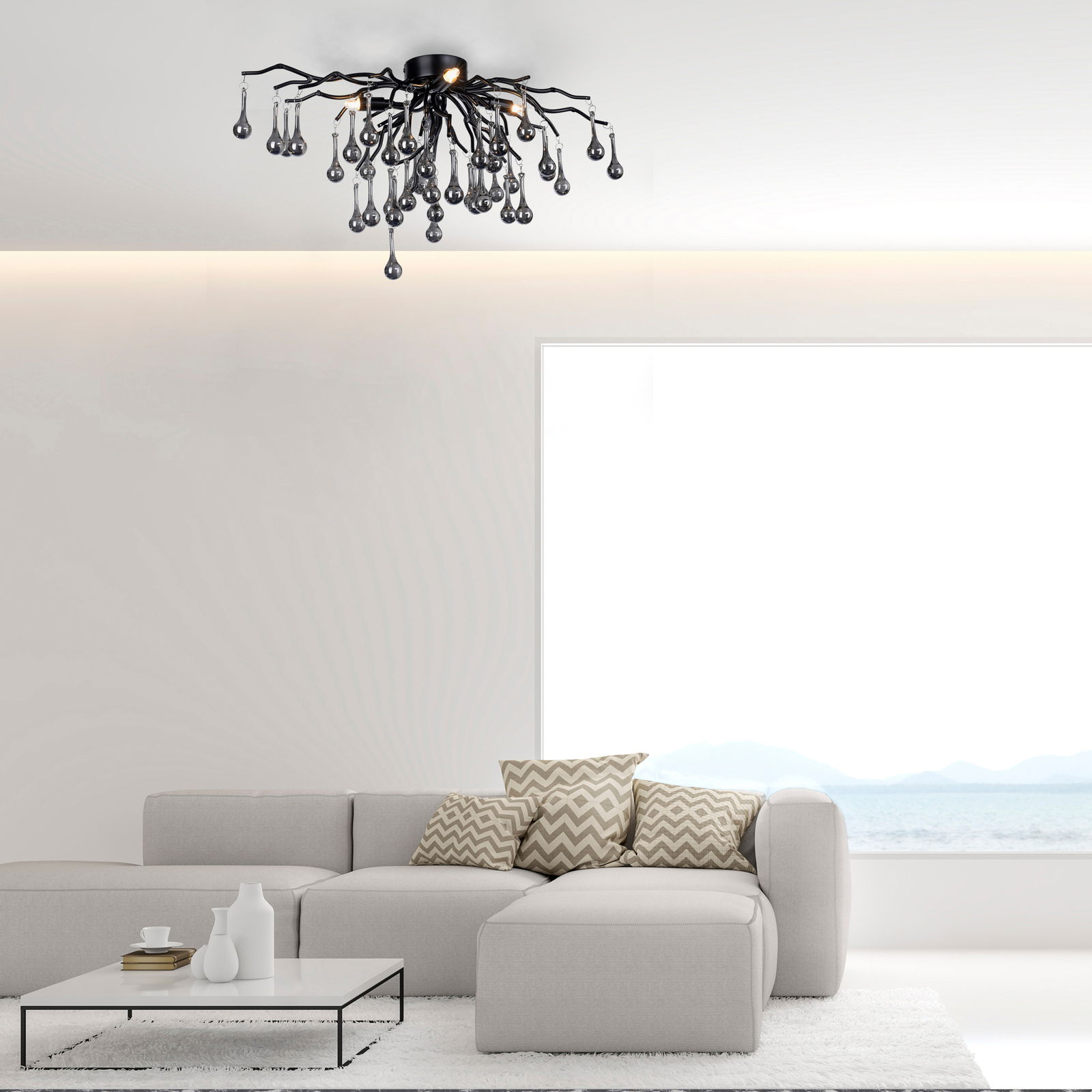 Moderne Deckenleuchte ICICLE mit hängenden Kristallen, von unten betrachtet in einem stilvollen Wohnzimmer mit großem Fenster.