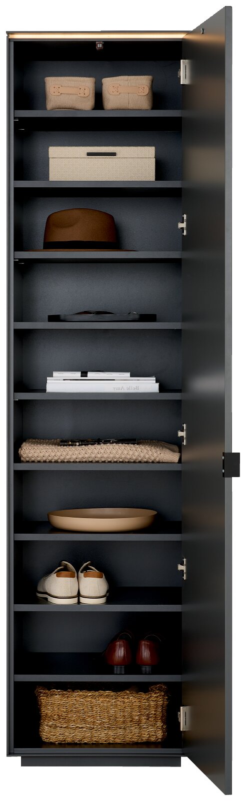 Geöffneter hoher schwarzer Schrank mit mehreren Regalböden und LED-Lichtleiste, befüllt mit Aufbewahrungsboxen, Hut, Zeitschriften, Decke, Schale, Schuhen und Korb; Frontansicht mit leicht seitlicher Perspektive von rechts