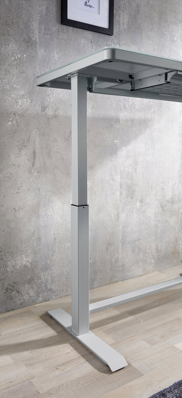 Seitliche Ansicht eines höhenverstellbaren E-Schreibtischgestells in modernem Design.