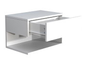 Weißer Nachttisch/Beistellschrank mit geöffneter Schublade und Ablagefach, Ansicht schräg von vorne rechts.