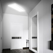 LED-Deckenleuchte mit Bewegungssensor in einem modernen Flur, von unten betrachtet.