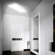 LED-plafondlamp met bewegingssensor in een moderne gang, van onderaf gezien.