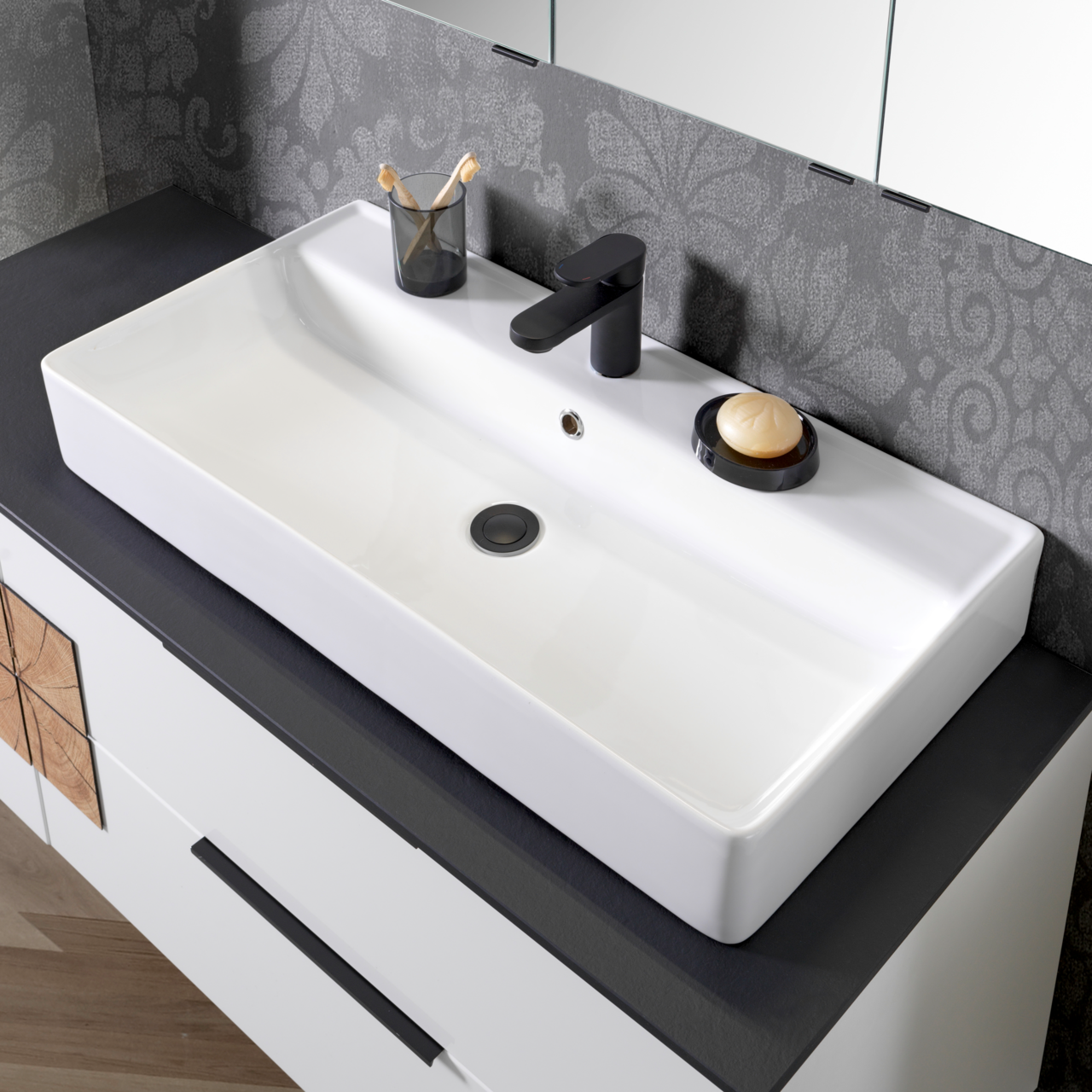 Moderner Waschtisch mit rechteckigem Becken, schwarzem Wasserhahn und Seifenschale, von oben fotografiert.