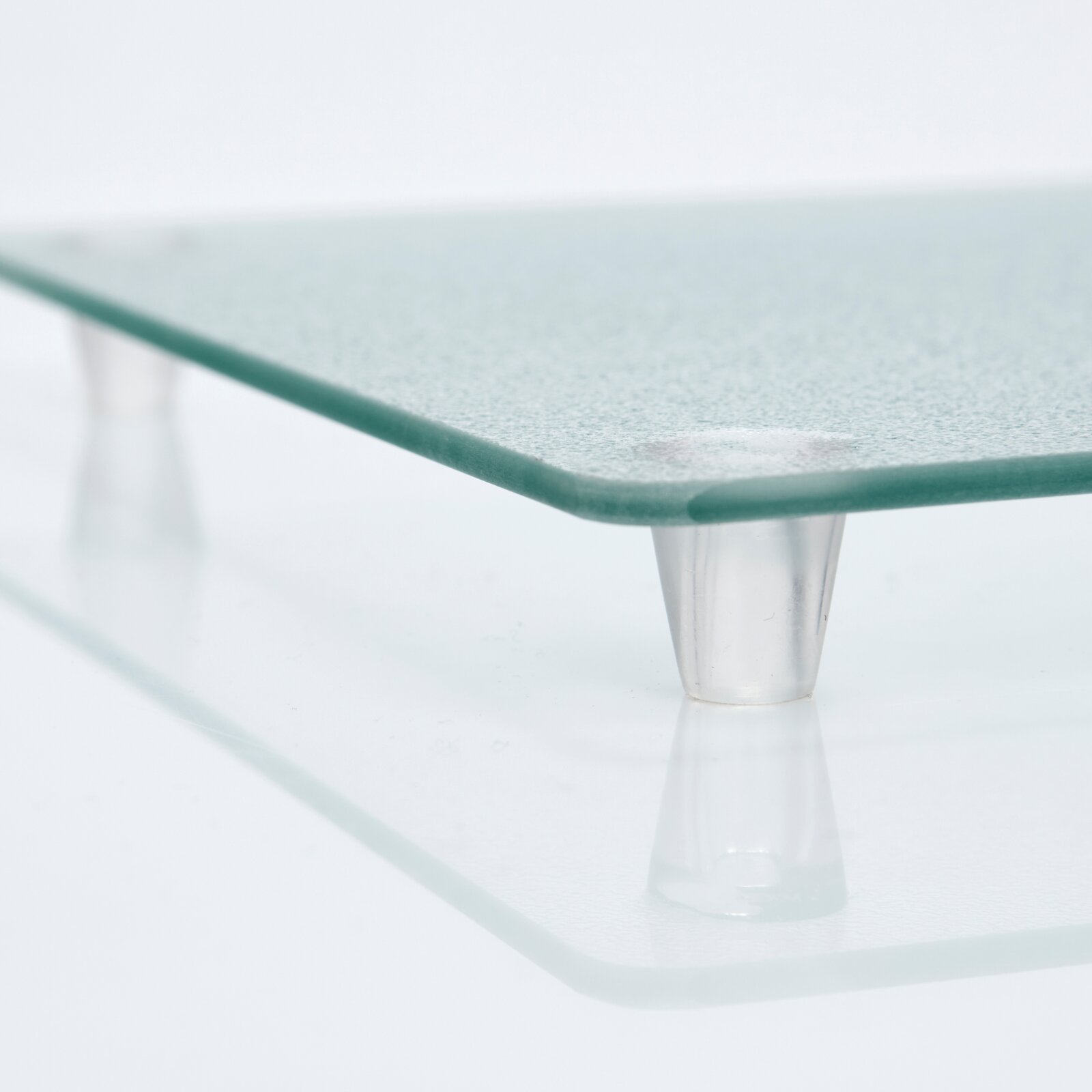 Nahaufnahme einer Glasschneideplatte mit rutschfesten Füßen, seitliche Perspektive.
