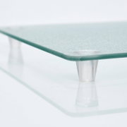 Nahaufnahme einer Glasschneideplatte mit rutschfesten Füßen, seitliche Perspektive.