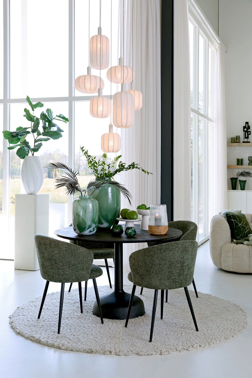 Light&Living Hängeleuchte TUFIA Moderne Hängeleuchte in einem eleganten Esszimmer, seitliche Perspektive.