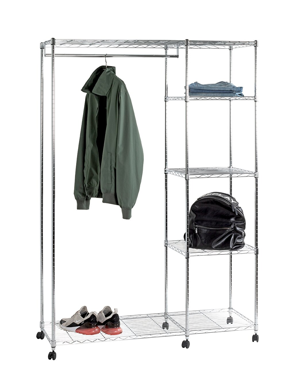 Verchromte Metallgarderobe auf Rollen mit Kleiderstange links und Regalfächern rechts, frontal in leichter Schrägansicht; Jacke hängt an der Stange, Schuhe unten, gefaltete Kleidung und Rucksack auf den Ablagen
