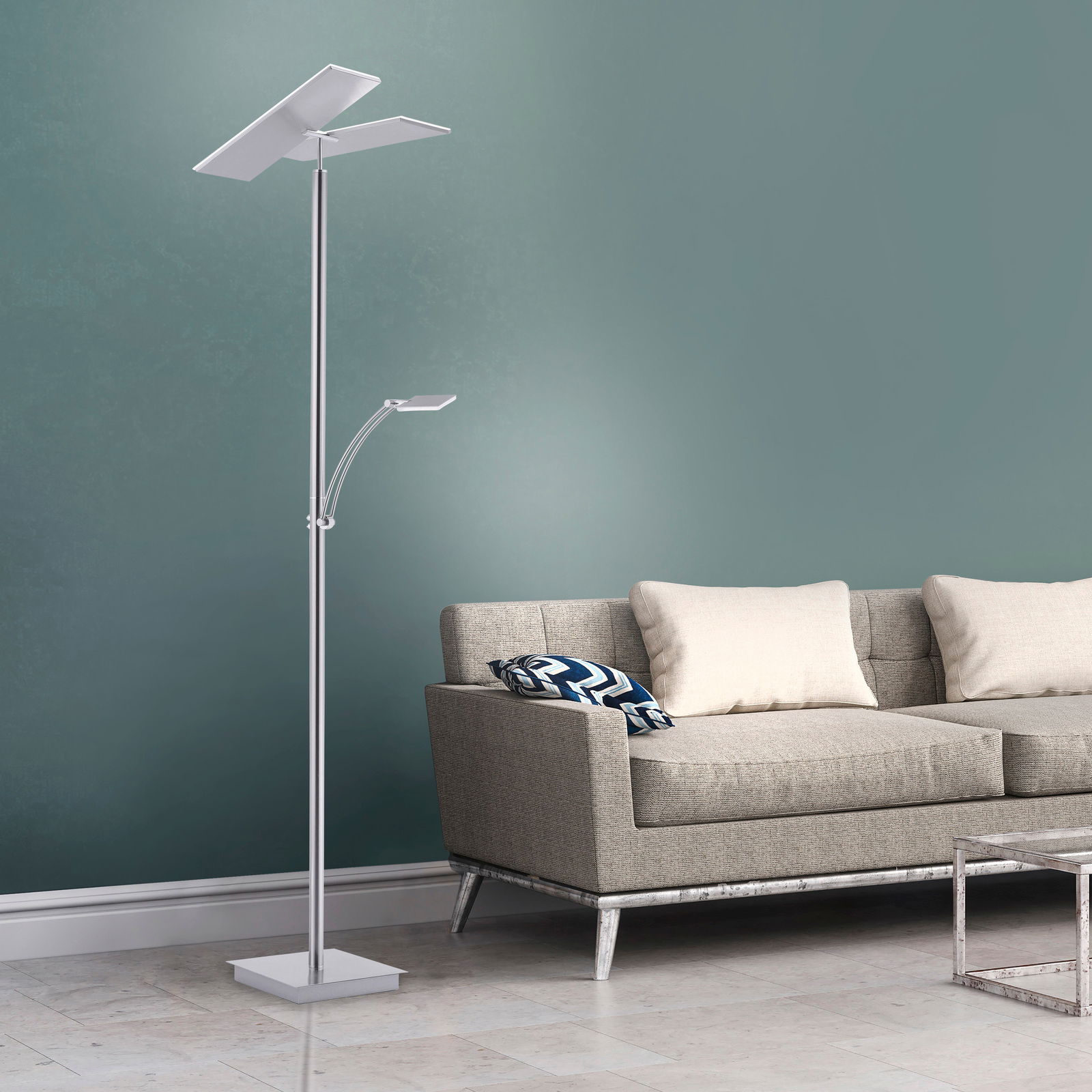 Paul Neuhaus LED-staande lamp ARTUR Moderne LED-Stehleuchte in einem Wohnzimmer, seitliche Perspektive