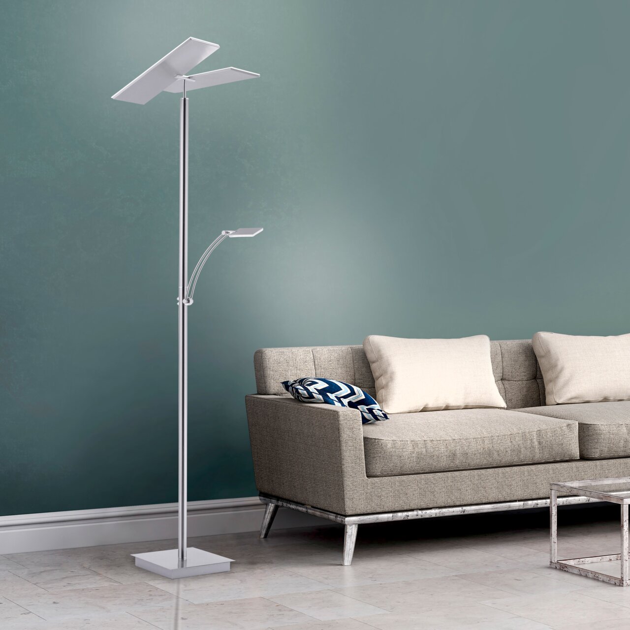 Paul Neuhaus LED-Stehleuchte ARTUR Moderne LED-Stehleuchte in einem Wohnzimmer, seitliche Perspektive