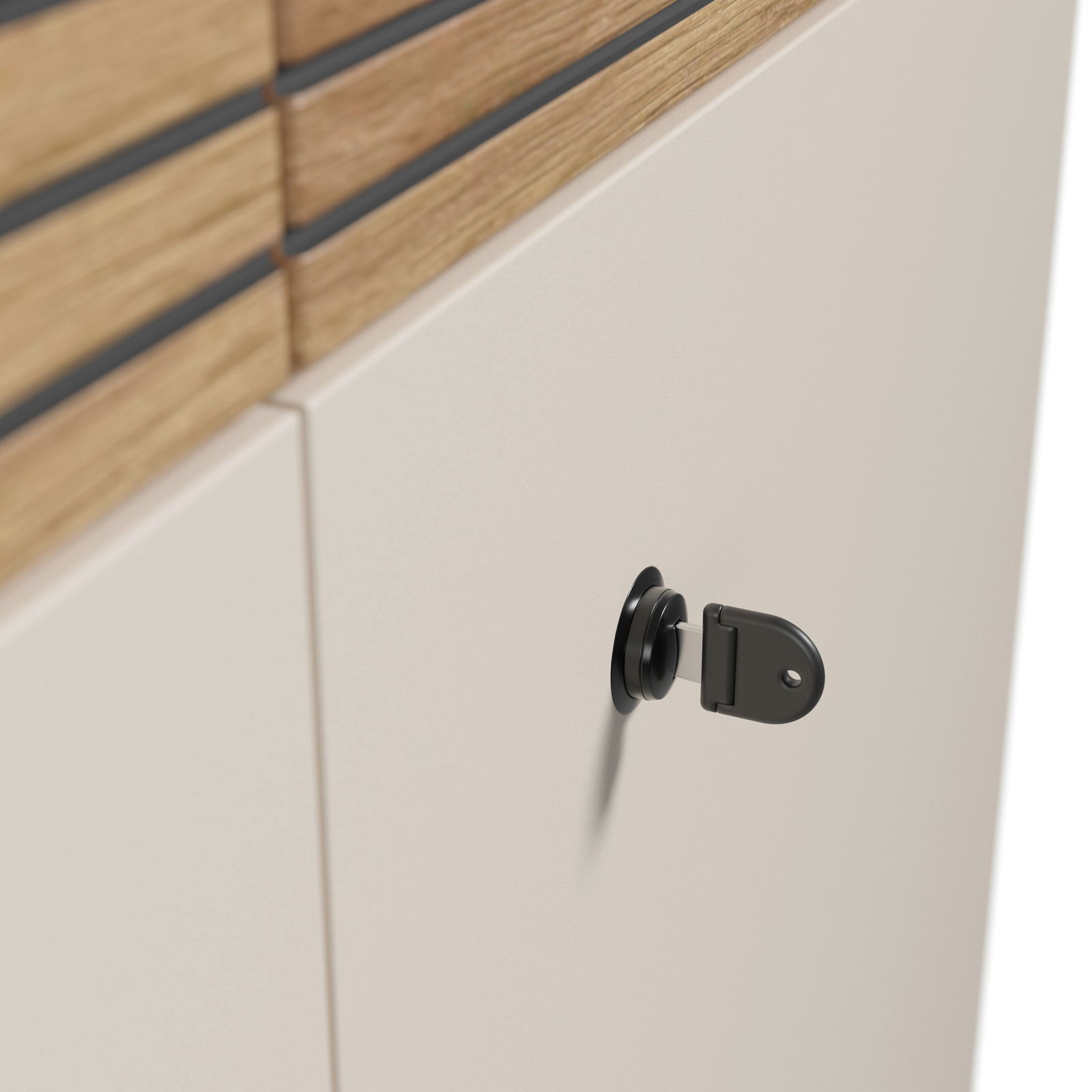 Nahaufnahme eines Aktenschranks mit Holzoberfläche und einem schwarzen Schloss an der Vorderseite.