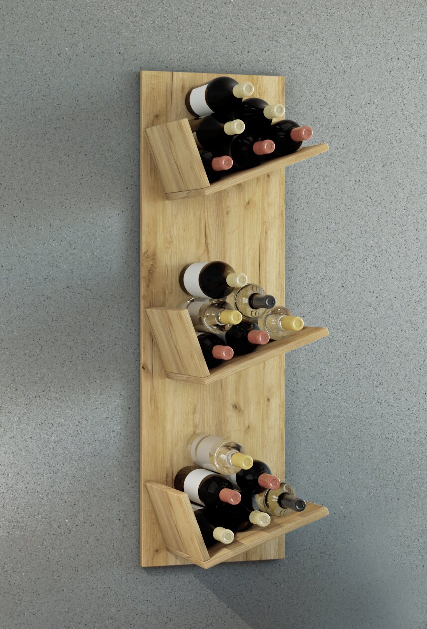 Wandmontiertes Weinregal aus hellem Holz mit drei schrägen Ablagen, jeweils mit mehreren Weinflaschen, frontal in leicht erhöhter Perspektive vor grauer Betonwand