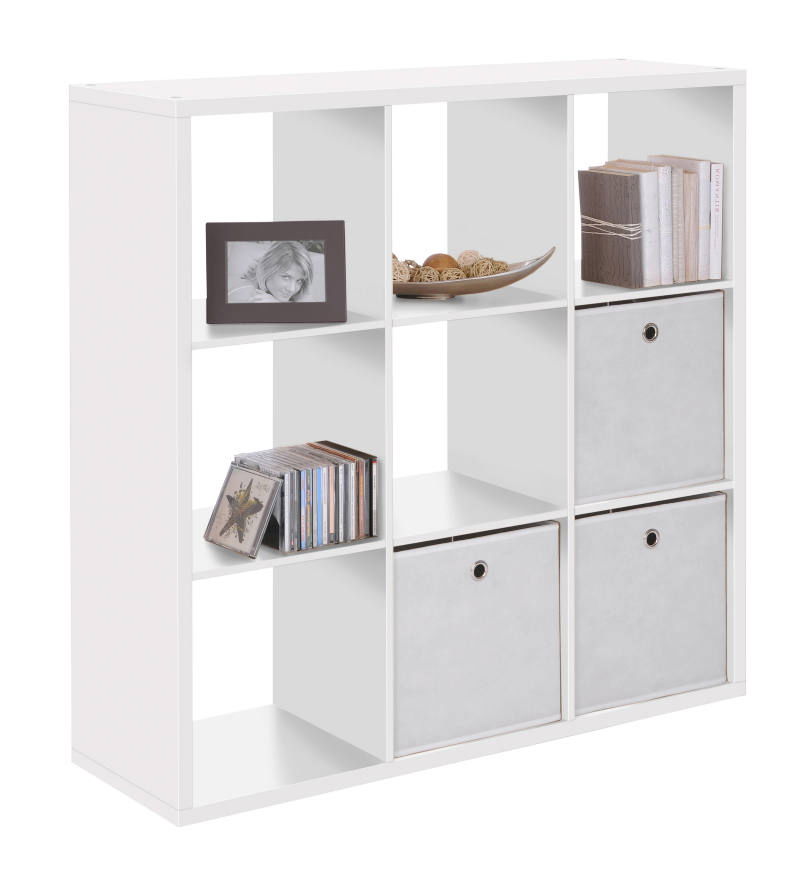 Weißer Regalwürfel mit 9 Fächern, teilweise mit Büchern, CDs und Aufbewahrungsboxen gefüllt, seitliche Perspektive