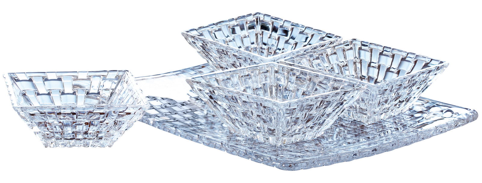 Perspektive von schräg oben auf ein fünfteiliges Servier-Set Bossa Nova mit vier quadratischen Schalen und einem rechteckigen Tablett aus klarem Glas mit geflochtenem Muster.