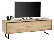 TV-Lowboard klein aus Holz mit schwarzem Metallgestell, darauf ein Fernseher, zwei Vasen und eine Fernbedienung, seitliche Perspektive