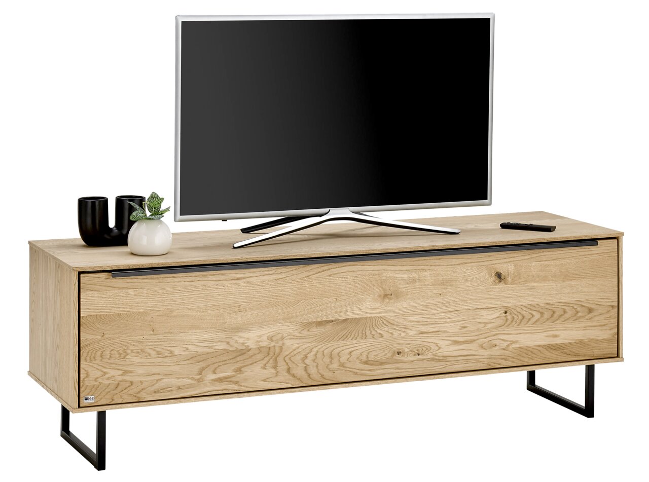 Set one by Musterring Klein tv-lowboard SET ONE JACKSON TV-Lowboard klein aus Holz mit schwarzem Metallgestell, darauf ein Fernseher, zwei Vasen und eine Fernbedienung, seitliche Perspektive
