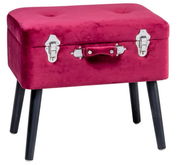 Roter Kofferhocker mit schwarzen Beinen, frontal fotografiert