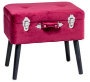 Roter Kofferhocker mit schwarzen Beinen, frontal fotografiert