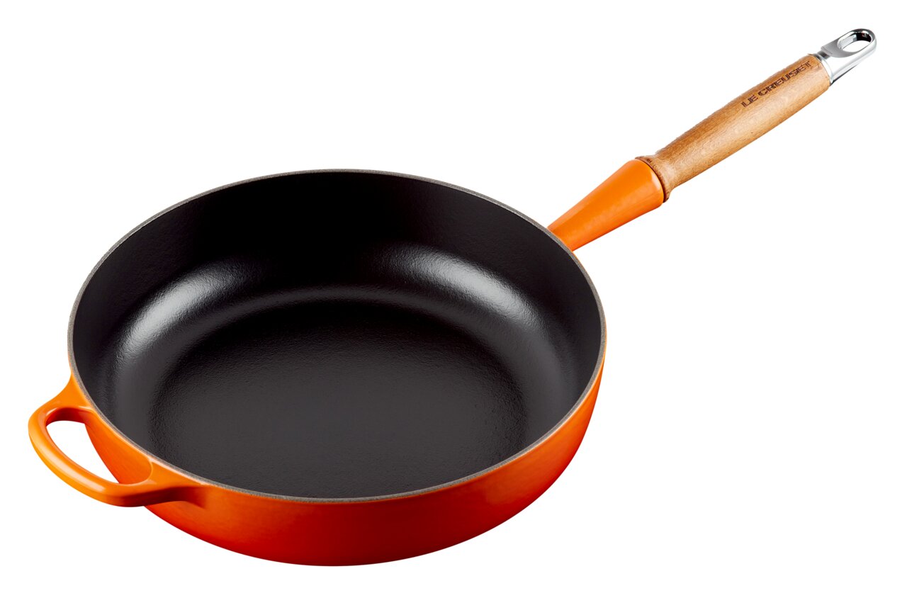 Sautepfanne 28cm in Ofenrot, seitliche Perspektive mit Holzgriff