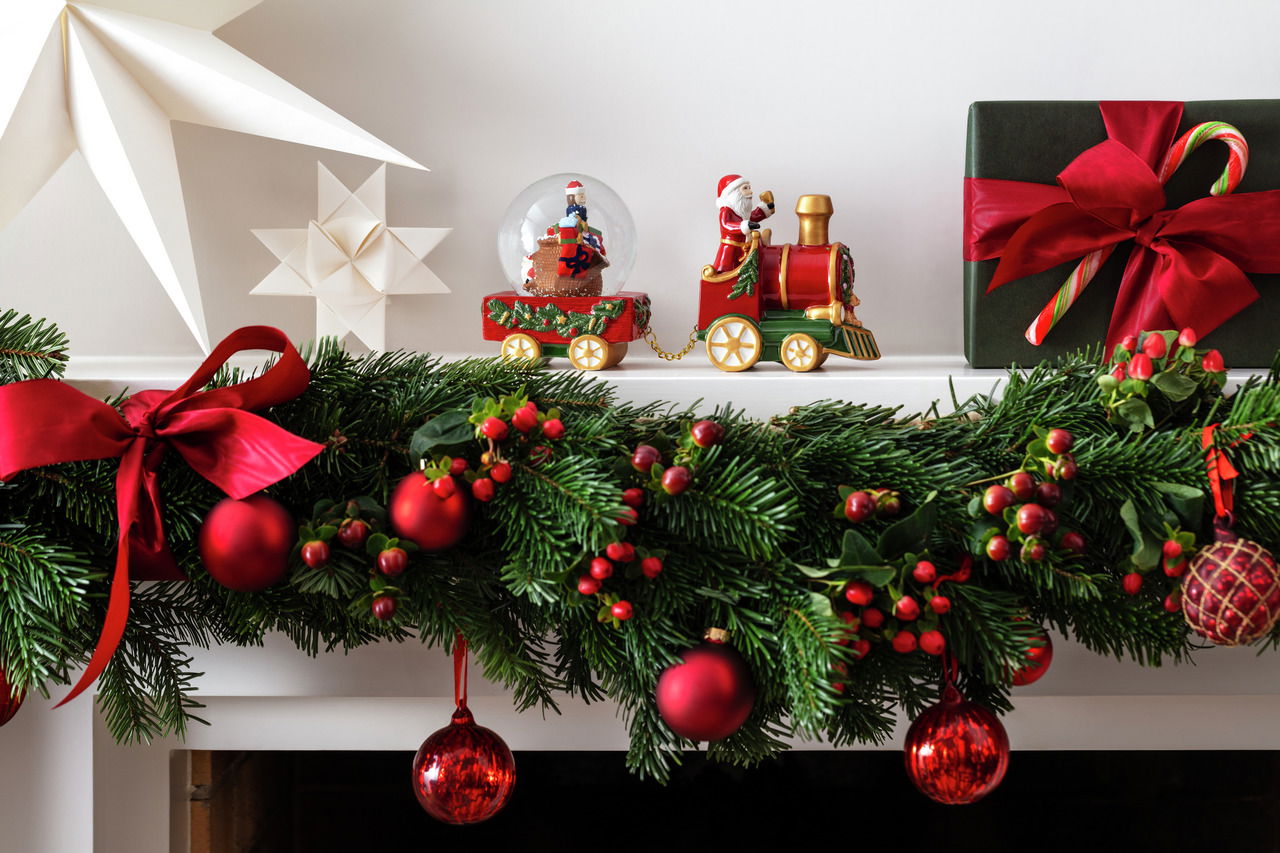 Weihnachtliche Schneekugel in Form eines Zuges mit Weihnachtsmann, seitliche Perspektive