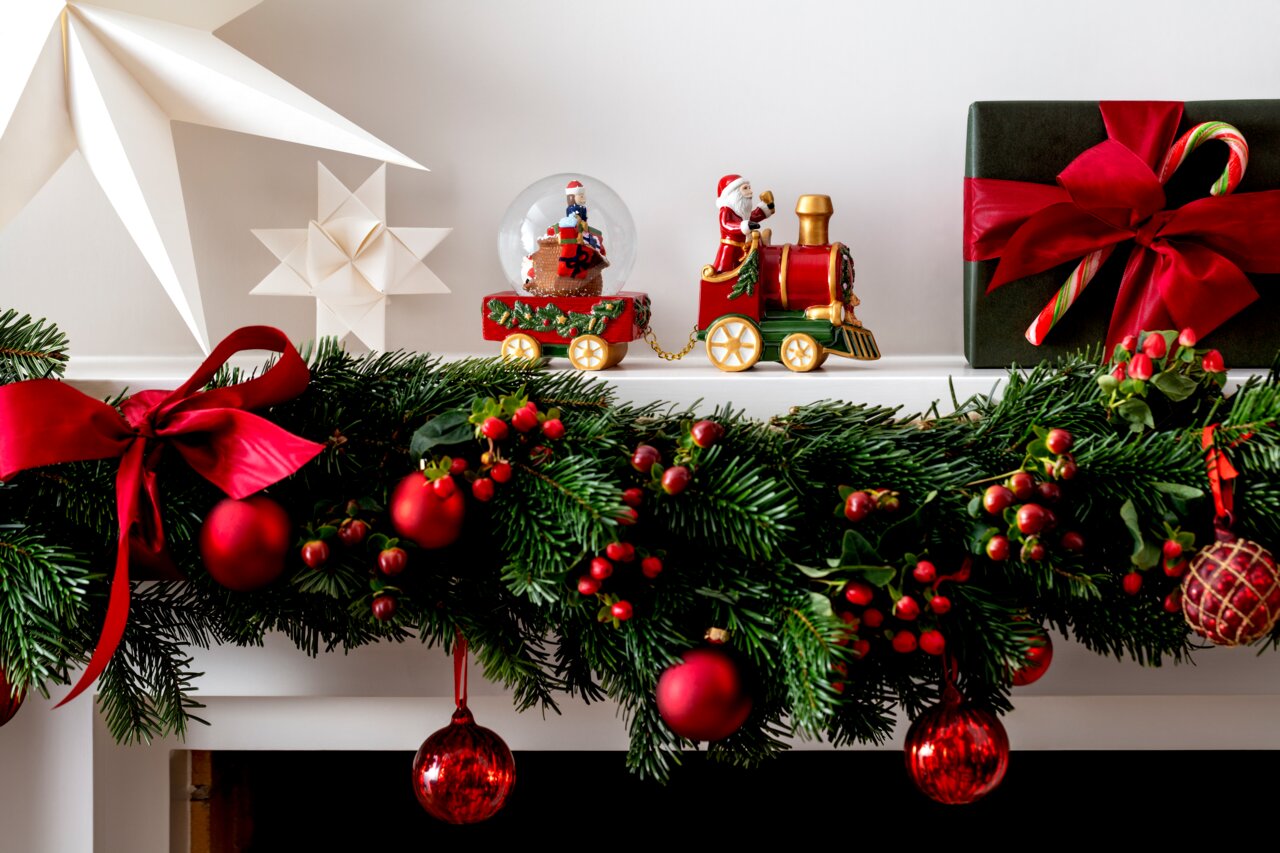 Weihnachtliche Schneekugel in Form eines Zuges mit Weihnachtsmann, seitliche Perspektive