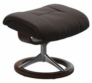 Moderner Hocker mit dunkelbraunem Polster und Metallgestell, seitliche Perspektive