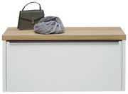 Hängeunterschrank mit weißer Front und Holzoberfläche, darauf eine graue Tasche und ein Schal, Frontalansicht