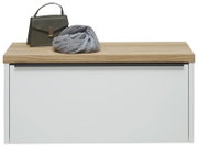 Hängeunterschrank mit weißer Front und Holzoberfläche, darauf eine graue Tasche und ein Schal, Frontalansicht