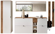 Garderoben-Set in Weiß mit Holzdetails, bestehend aus einem hohen Schrank, einer Kommode mit Dekoration und einem großen Spiegel. Frontale Perspektive.
