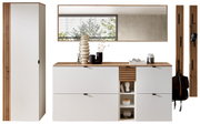 Garderoben-Set in Weiß mit Holzdetails, bestehend aus einem hohen Schrank, einer Kommode mit Dekoration und einem großen Spiegel. Frontale Perspektive.