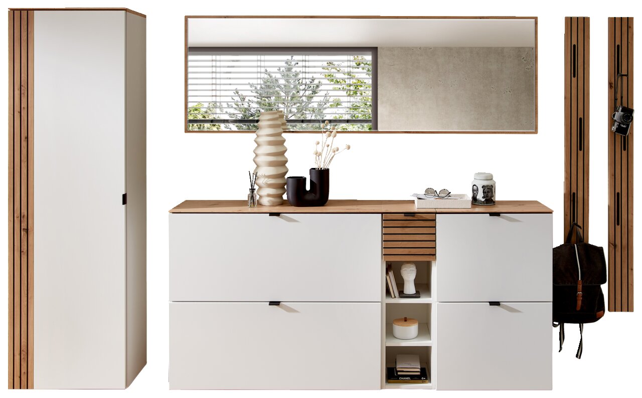 Garderoben-Set in Weiß mit Holzdetails, bestehend aus einem hohen Schrank, einer Kommode mit Dekoration und einem großen Spiegel. Frontale Perspektive.