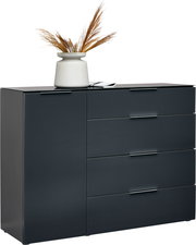 Moderne Kombikommode in dunklem Grau mit vier Schubladen und einer Tür, dekoriert mit einer Vase mit Trockenblumen, seitliche Perspektive