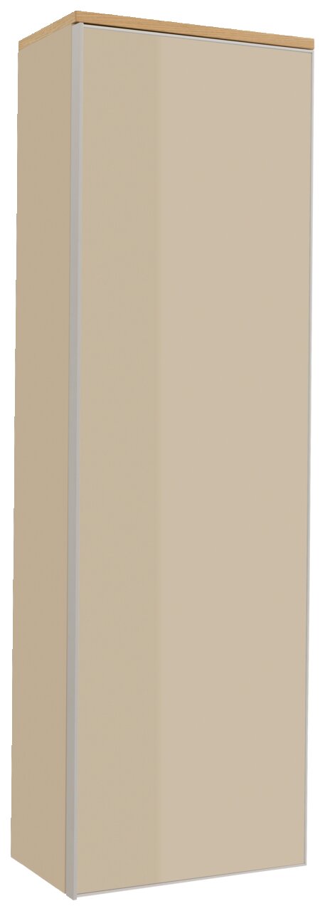 Hoge, smalle kast in beige met een lichtgekleurd houten blad bovenaan en zilverkleurige randen, vrijstaand op een witte achtergrond, schuin van voren links gezien.