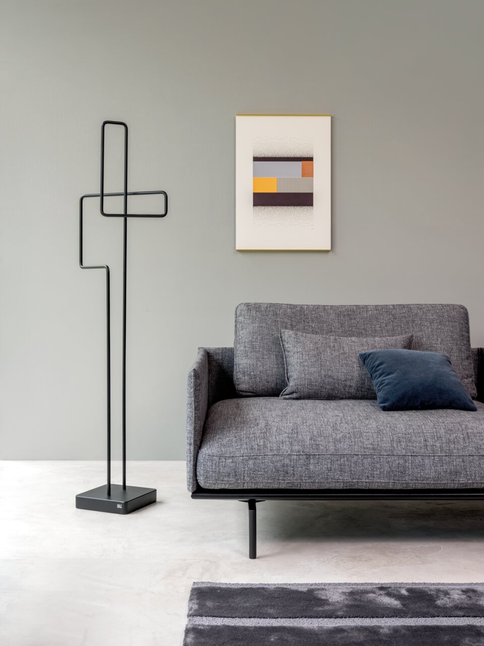 Moderner Stummer Diener aus schwarzem Metall in einem stilvollen Wohnzimmer, seitliche Perspektive.