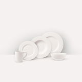 Weißes Kombiservice bestehend aus Tasse, Schüssel und drei Tellern, seitliche Perspektive