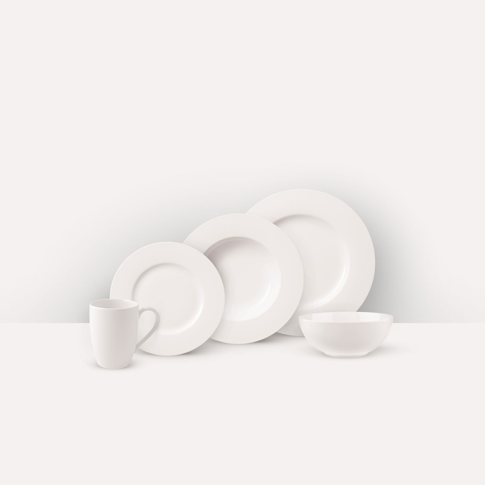 Weißes Kombiservice bestehend aus Tasse, Schüssel und drei Tellern, seitliche Perspektive