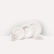 Weißes Kombiservice bestehend aus Tasse, Schüssel und drei Tellern, seitliche Perspektive