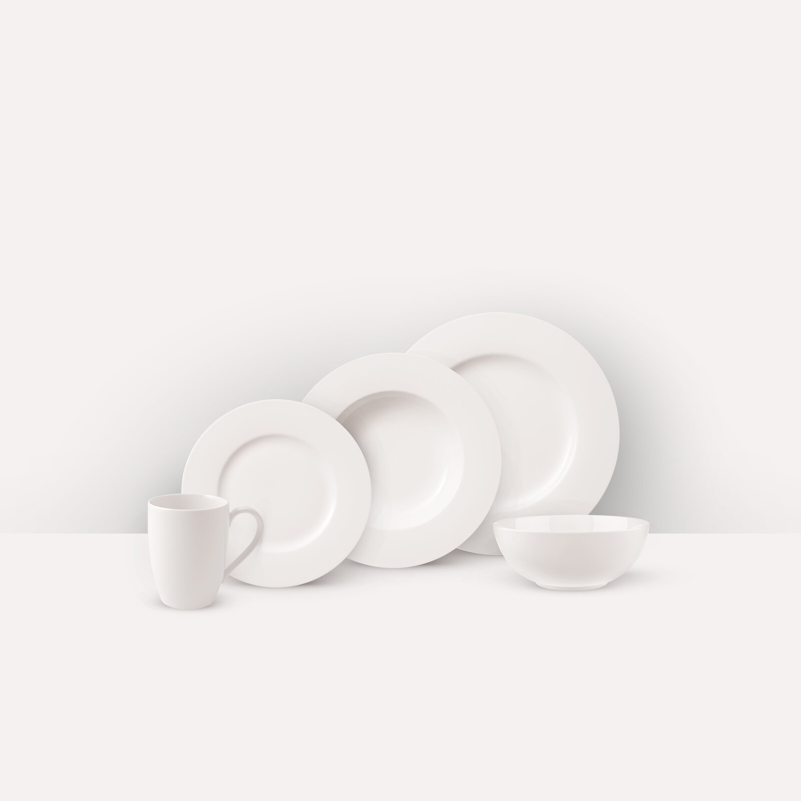 Weißes Kombiservice bestehend aus Tasse, Schüssel und drei Tellern, seitliche Perspektive