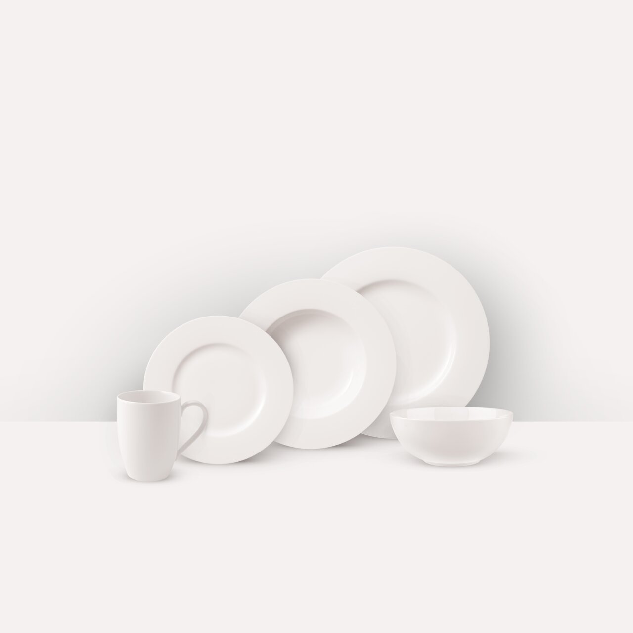 Weißes Kombiservice bestehend aus Tasse, Schüssel und drei Tellern, seitliche Perspektive