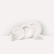 Weißes Kombiservice bestehend aus Tasse, Schüssel und drei Tellern, seitliche Perspektive