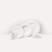 Weißes Kombiservice bestehend aus Tasse, Schüssel und drei Tellern, seitliche Perspektive