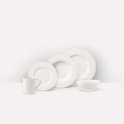 Weißes Kombiservice bestehend aus Tasse, Schüssel und drei Tellern, seitliche Perspektive