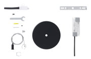 Verschiedene Komponenten eines LED-Lichtschlauch-Sets, von oben betrachtet, inklusive Montagezubehör und Kabel.