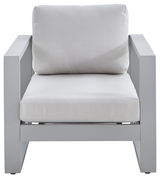 Moderner Lounge-Sessel mit grauem Metallrahmen und hellgrauen Kissen, Frontalansicht