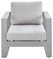 Moderner Lounge-Sessel mit grauem Metallrahmen und hellgrauen Kissen, Frontalansicht